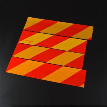 Gult rautt endurskinsband. Endurskinsmerki fyrir þungt farartæki að aftan